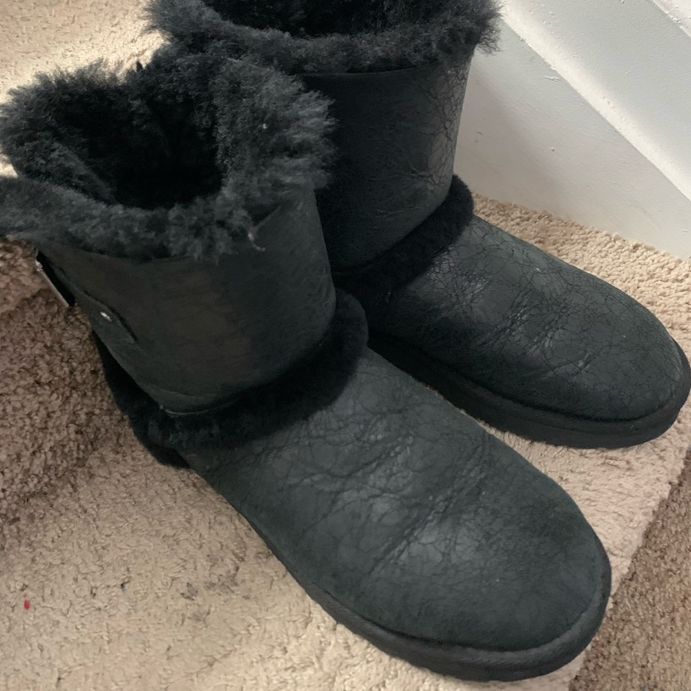 Uggs cracked leather boots